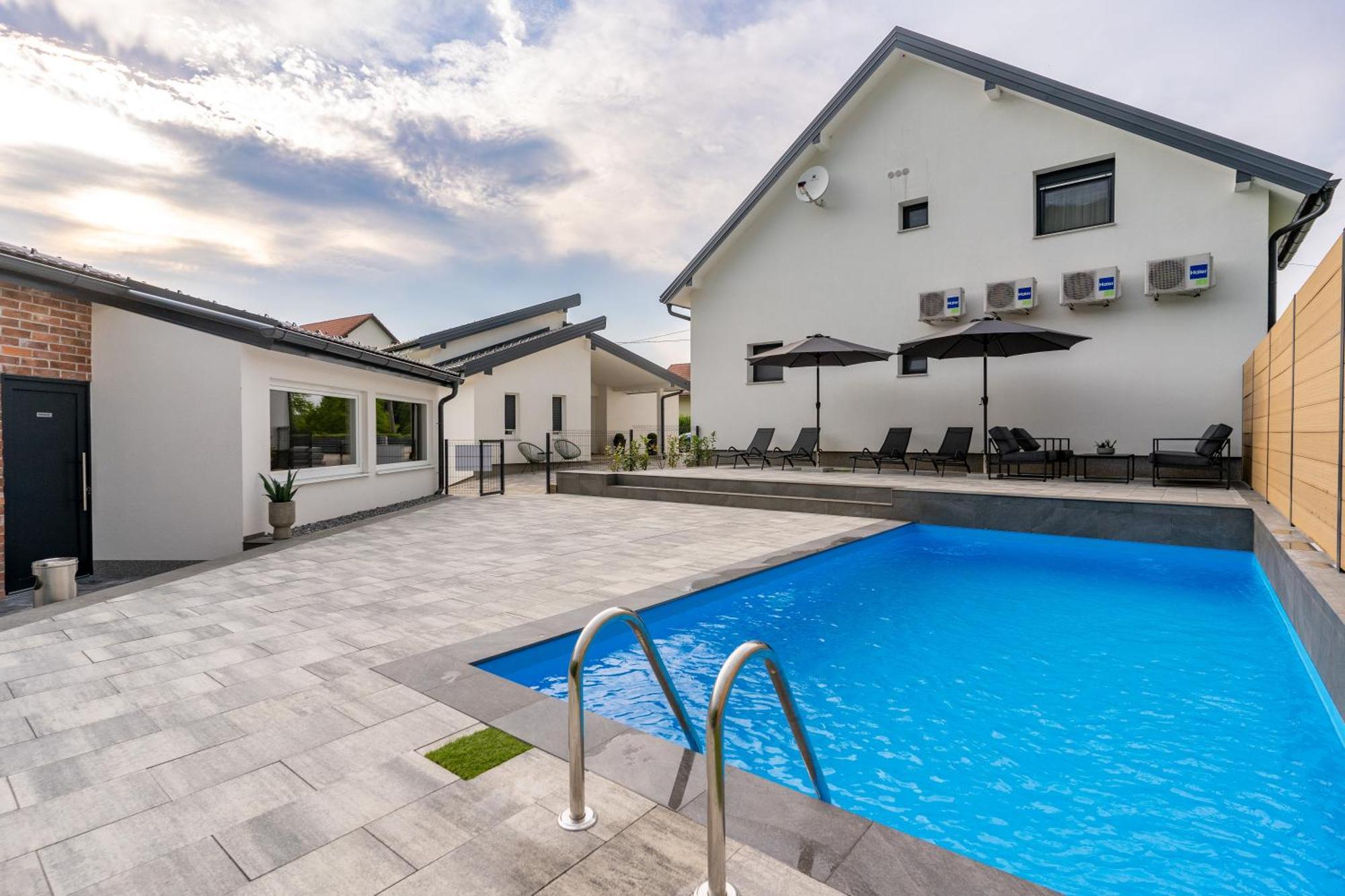 Apartments & Room Forest Слуни Екстериор снимка